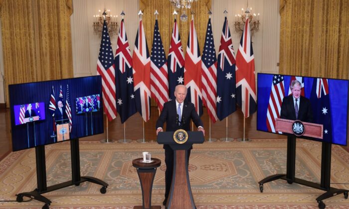 El presidente Joe Biden habla durante un evento con el primer ministro australiano Scott Morrison (Izq.) y el primer ministro británico Boris Johnson (Der.) en el salón este de la Casa Blanca en Washington, el 15 de septiembre de 2021. (Win McNamee/Getty Images)