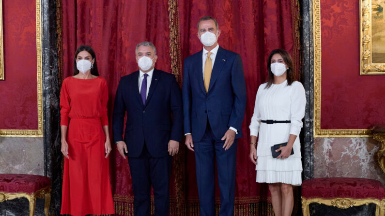 El rey Felipe VI de España (2d) y la Reina Letizia de España (i) reciben al presidente de Colombia Iván Duque Márquez (2i) y su esposa María Juliana Ruiz (d) en el Palacio Real el 16 de septiembre de 2021 en Madrid, España. (Carlos Álvarez/Getty Images)