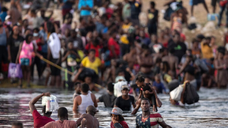 Inmigrantes, en su mayoría de Haití, se reúnen en la orilla del Río Grande el 19 de septiembre de 2021 en Acuña, México, al otro lado de la frontera con Del Río, Texas. (John Moore/Getty Images)