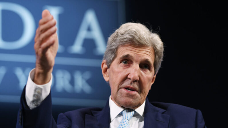 El enviado de Estados Unidos para el clima, John Kerry, habla en el escenario durante la Cumbre Anual de Concordia 2021 en el Sheraton de Nueva York el 20 de septiembre de 2021. (Riccardo Savi/Getty Images for Concordia Summit)