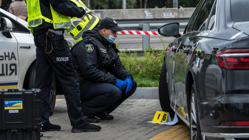 La policía examina el coche tras un aparente intento de asesinato contra Serhiy Shefir, un alto asesor del presidente Volodymyr Zelensky, el 22 de septiembre de 2021 en Kyiv, Ucrania. (Brendan Hoffman/Getty Images)