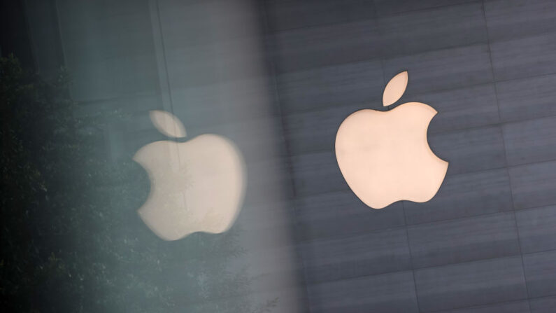 Un logotipo de Apple se refleja en un cristal en la Apple Store de Orchard Road el 24 de septiembre de 2021 en Singapur. (Feline Lim/Getty Images)