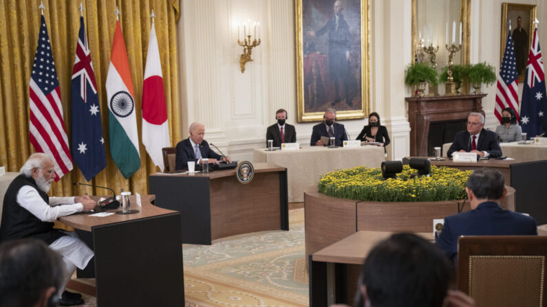  El presidente de EE.UU., Joe Biden (C), celebra una Cumbre de Líderes del Quad junto con el primer ministro indio, Narendra Modi, el primer ministro australiano, Scott Morrison, y el primer ministro japonés, Suga Yoshihide, en la Sala Este de la Casa Blanca el 24 de septiembre de 2021 en Washington, DC. Se espera que los cuatro líderes discutan una serie de temas como el cambio climático, las vacunas COVID-19 y la libertad y apertura de la región del Indo-Pacífico. (Pool/Getty Images)