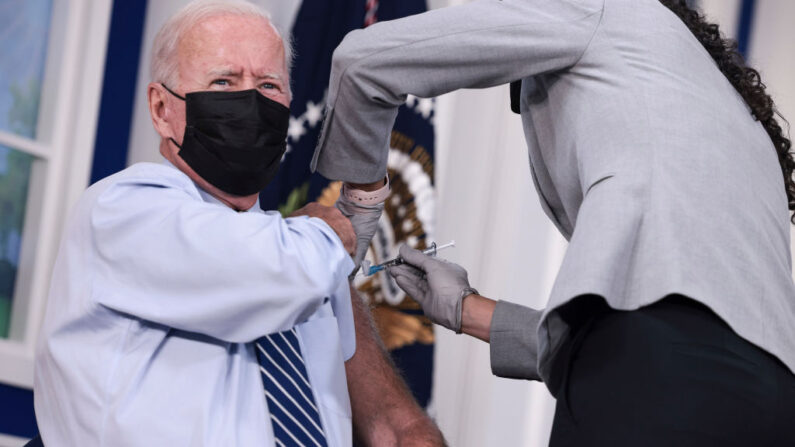 El presidente de Estados Unidos, Joe Biden, recibe una tercera dosis de la vacuna COVID-19 de Pfizer/BioNTech en el South Court Auditorium de la Casa Blanca el 27 de septiembre de 2021 en Washington, DC. (Anna Moneymaker/Getty Images)
