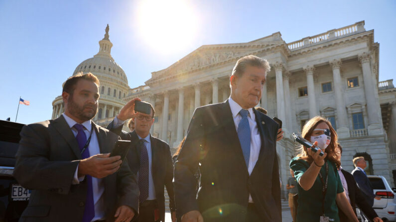 El senador Joe Manchin (D-WV) es perseguido por los periodistas mientras camina de regreso a su oficina el 29 de septiembre de 2021 en Washington, DC. (Chip Somodevilla/Getty Images)