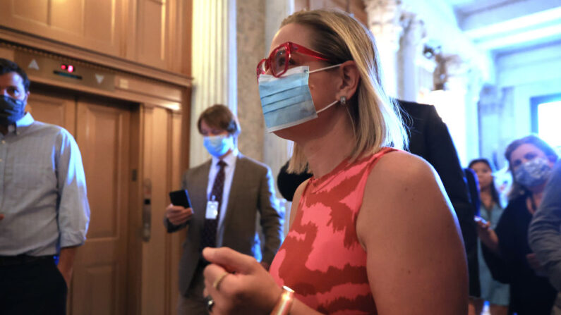 Kyrsten Sinema (D-Ariz.) llega para votar en la Cámara del Senado de Estados Unidos, el 30 de septiembre de 2021, en Washington, D.C. (Chip Somodevilla/Getty Images)