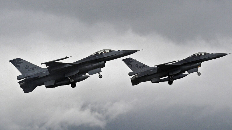 Dos cazas F-16 de fabricación estadounidense despegan de la base aérea del este de Hualien el 23 de enero de 2013, y están en el aire como parte del entrenamiento de la Fuerza Aérea de Taiwán (Sam Yeh/ AFP a través de Getty Images)