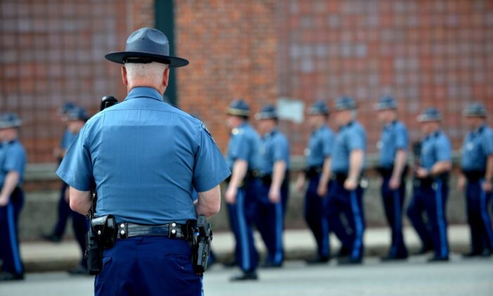 Un policía estatal de Massachusetts. (Stan Honda/AFP vía Getty Images)