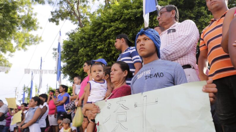 Activistas protestan contra la construcción de un canal interoceánico, en el municipio de Buenos Aires, a 6 km de Rivas, Nicaragua, el 19 de septiembre de 2014. (Inti Ocon/AFP vía Getty Images)