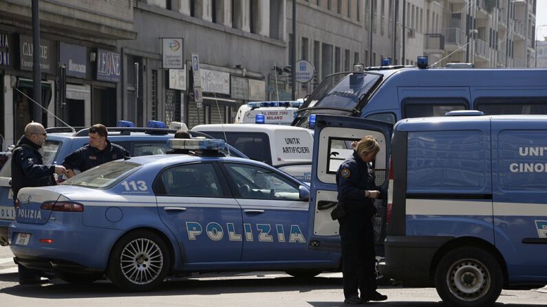 En una foto de archivo, los vehículos de la policía están estacionados en Milán (Italia) después de un tiroteo el 9 de abril de 2015. (Olivier Morin/AFP vía Getty Images)
