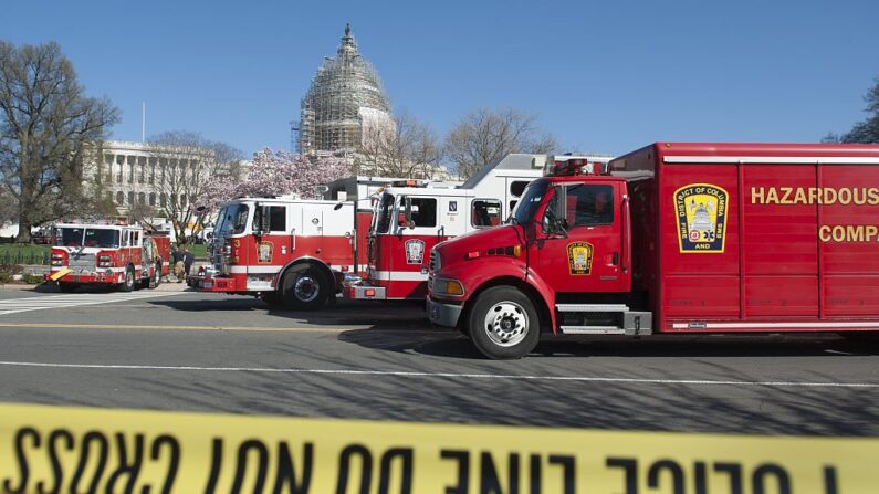 En una foto de archivo, se ven camiones de bomberos de DC en el Capitolio de los Estados Unidos en Washington, DC, 11 de abril de 2015. (Saul Loeb/AFP vía Getty Images)