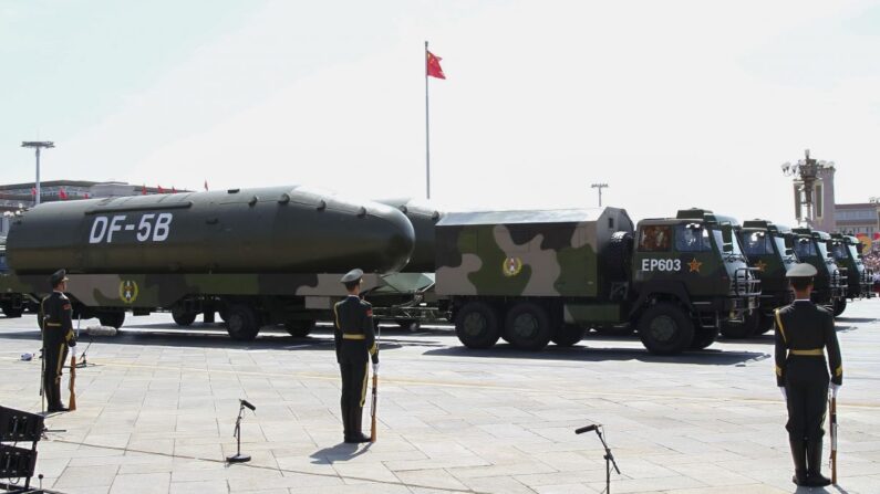 El ejército chino muestra sus misiles DF-5B durante un desfile militar en la plaza de Tiananmen, en Beijing, el 3 de septiembre de 2015. El régimen chino podría poner sus fuerzas nuclearesen extremo estado de alerta. (Rolex Dela Pena/AFP/Getty Images)