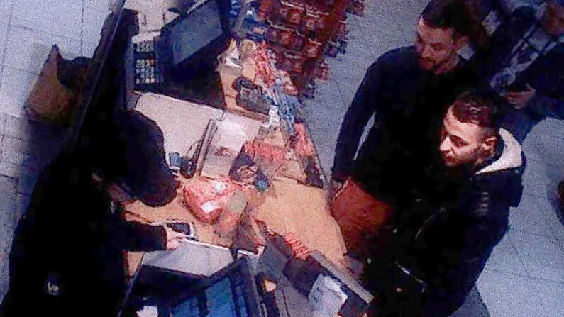 Esta imagen de video tomada de una cámara de CCTV en una gasolinera en Ressons, al norte de París, el 11 de noviembre de 2015, muestra a Salah Abdeslam (dcha.), sospechoso del ataque de París del 13 de noviembre, y a Mohammed Abrini (centro), comprando productos. (AFP vía Getty Images)