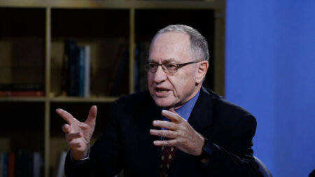 Tribunales fallarán contra Biden respecto a las sanciones por su decreto de vacunación: Dershowitz