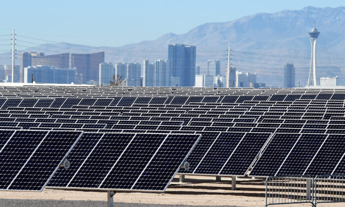 El Strip de Las Vegas se muestra detrás de paneles solares durante una ceremonia de dedicación para conmemorar la finalización de la estación generadora Solar Array II de 102 acres y 15 megavatios en la Base de la Fuerza Aérea Nellis en Las Vegas, Nevada, el 16 de febrero de 2016. (Ethan Miller/Getty Images)