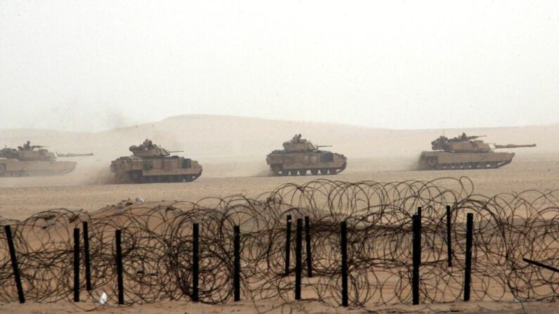 Tanques del ejército estadounidense atraviesan el desierto de Kuwait durante unas maniobras, a unos 15 kilómetros de la frontera iraquí, el 21 de diciembre de 2002. (Rabih Moghrabi/AFP vía Getty Images)
