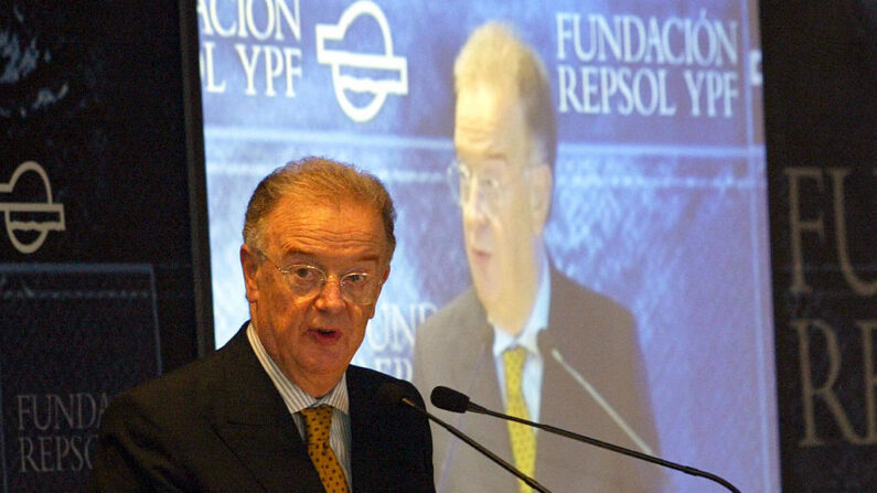El expresidente de Portugal, Jorge Sampaio, habla durante la sesión de apertura del Foro de Formentor en Mallorca, España, el 8 de octubre de 2004. (Jaime Reina/AFP vía Getty Images)