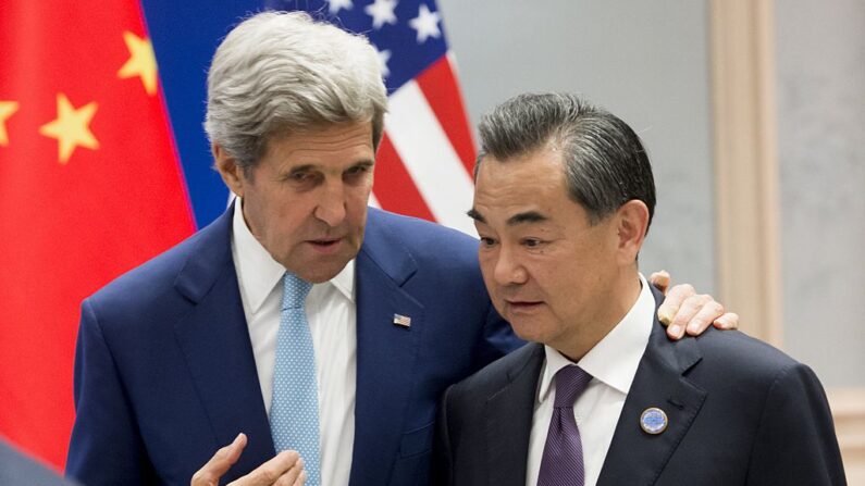 El secretario de Estado de EE.UU., John Kerry, habla con el ministro de Asuntos Exteriores chino, Wang Yi, antes de que EE.UU. y China se adhieran formalmente al acuerdo climático de París, en la Casa de Estado del Lago Oeste en Hangzhou, el 3 de septiembre de 2016. (Saul Loeb/AFP vía Getty Images)
