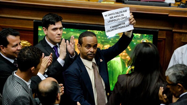 El exdiputado opositor Gilberto Sojo (c) gesticula tras recibir sus credenciales durante una sesión de la Asamblea Nacional en Caracas (Venezuela), el 13 de diciembre de 2016. (Federico Parra/AFP vía Getty Images)