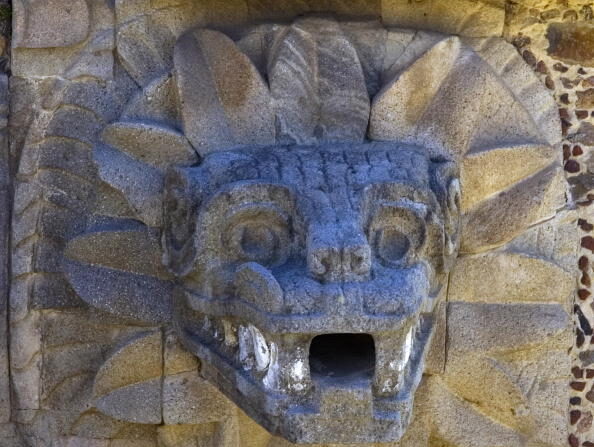 Imagen de una escultura de piedra de la cabeza de Quetzalcoatl (Serpiente Emplumada) en el sitio arqueológico de Teotihuacan, 28 de enero de 2008. (Ronaldo Schemidt/AFP vía Getty Images)