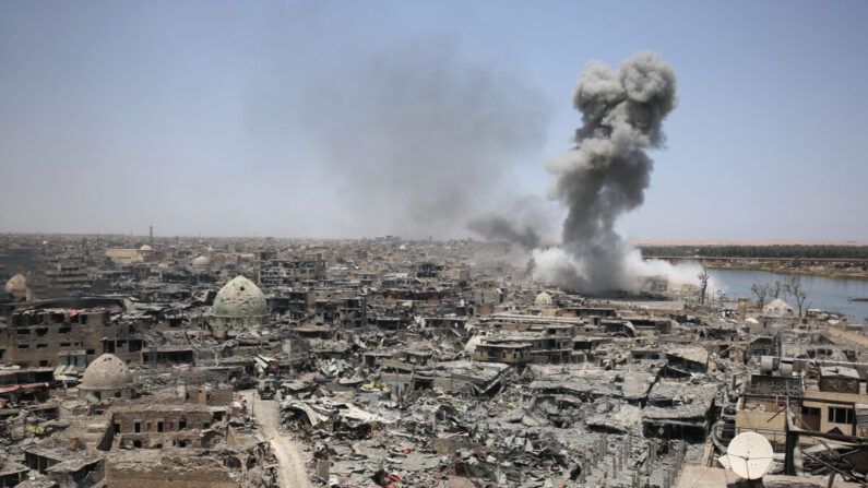 Olas de humo luego de ataque aéreo de las fuerzas de la coalición internacional lideradas por EE. UU. contra el grupo terrorista ISIS en Mosul, Irak, el 9 de julio de 2017. (Ahmad Al-Rubaye/AFP a través de Getty Images)