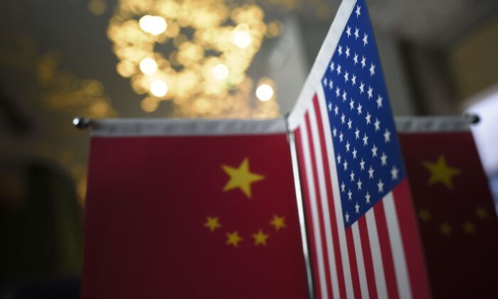 La bandera del régimen chino y la bandera estadounidense se exhiben en una empresa, en Beijing, el 16 de agosto de 2017. (Wang Zhao/AFP a través de Getty Images)