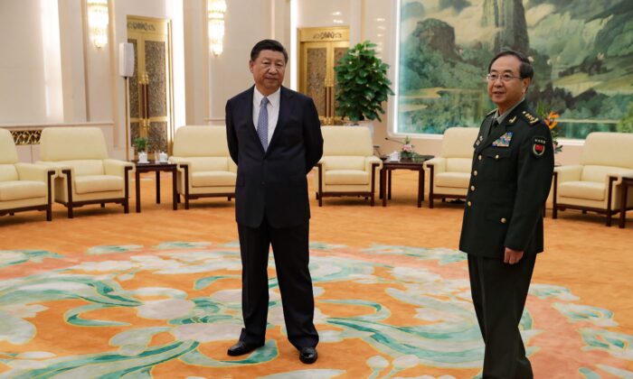 El líder chino Xi Jinping (izq.) y el general Fang Fenghui, jefe del estado mayor del Ejército Popular de Liberación de China (EPL), esperan reunirse con el general Joseph Dunford, presidente del Estado Mayor Conjunto de Estados Unidos, en el Gran Palacio del Pueblo, en Beijing, el 17 de agosto de 2017. (Andy Wong/AFP a través de Getty Images)
