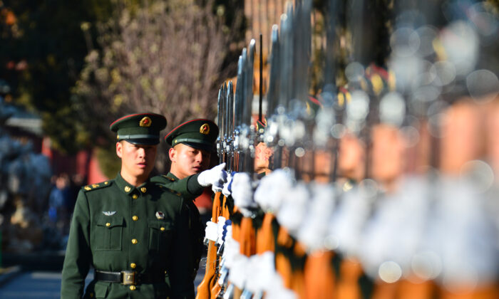 Miembros de la guardia de honor del Ejército Popular de Liberación (EPL) de China entrenan en la capital de China, Beijing, el 1 de enero de 2018. (AFP a través de Getty Images)