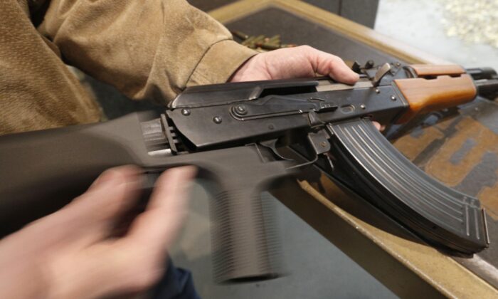 Demostración del movimiento de una culata de choque en una AK-47, en la tienda Good Guys Gun and Range, en Orem, Utah, el 21 de febrero de 2018. (George Frey/Getty Images)