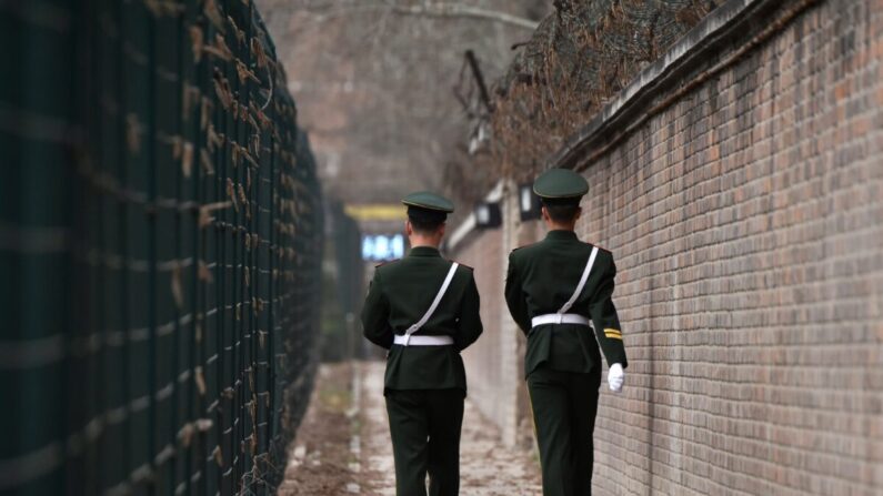 Policías paramilitares chinos patrullan en Beijing el 28 de marzo de 2018. (Greg Baker/AFP vía Getty Images)