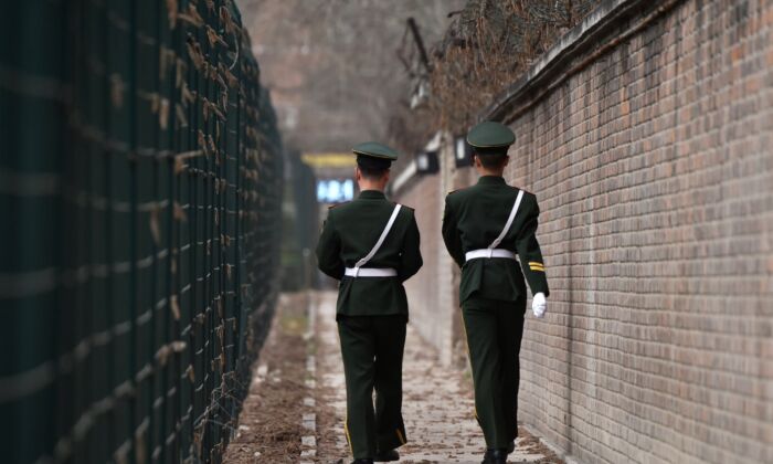 Policías paramilitares chinos patrullan en Beijing el 28 de marzo de 2018. (Greg Baker/AFP vía Getty Images)