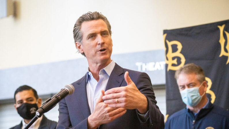 El gobernador de California, Gavin Newsom, en la Universidad Estatal de California en Long Beach, California, el 3 de marzo de 2021. (John Fredricks/The Epoch Times)