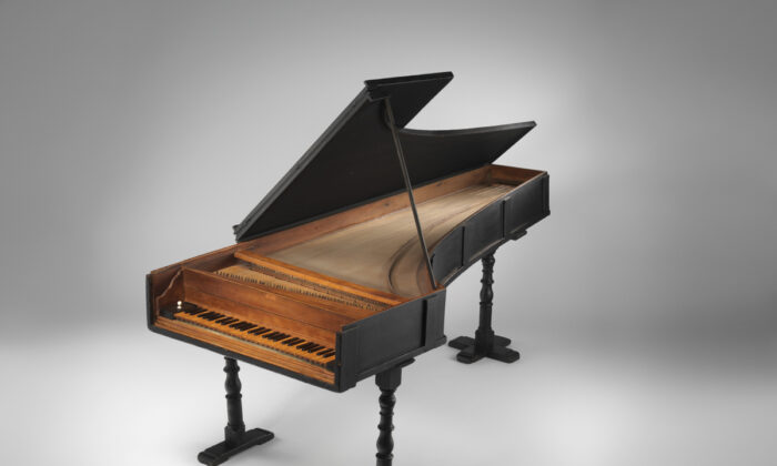 El piano más antiguo que existe, construido por Bartolomeo Cristofori, en 1720. Colección Crosby Brown de instrumentos musicales, 1889. Museo Metropolitano de Arte. (Dominio público)