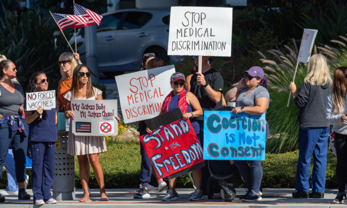 Personal médico protesta contra las vacunas obligatorias en Orange, California, el 9 de agosto de 2021. (John Fredricks/The Epoch Times)
