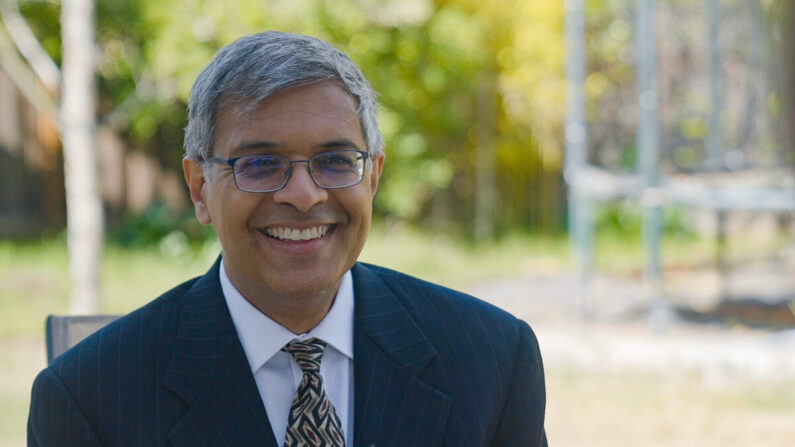 El Dr. Jay Bhattacharya, profesor de medicina en la Universidad de Stanford, en California el 17 de abril de 2021. (Tal Atzmon/The Epoch Times)