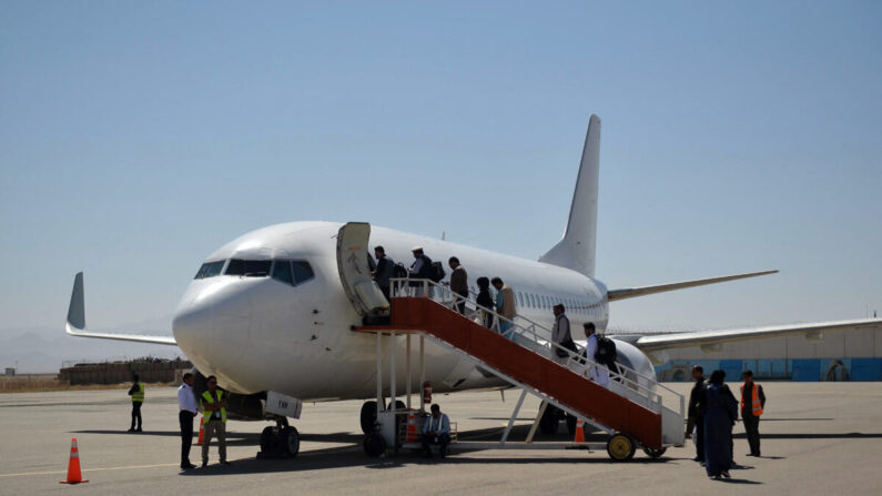 Pasajeros suben a un avión comercial con destino a Kabul en el aeropuerto de Herat, en Afganistán, el 22 de septiembre de 2021. (Hoshang Hashimi/AFP vía Getty Images)