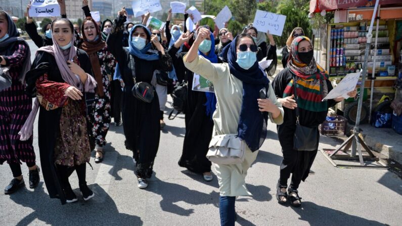 Mujeres afganas gritan consignas durante una manifestación de protesta contra Pakistán, cerca de la embajada de Pakistán en Kabul, el 7 de septiembre de 2021. (Hoshang Hashimi/AFP vía Getty Images)