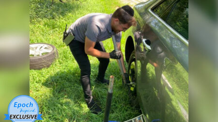 Joven cambia gratis la llanta del auto de una mujer, «¡esto restaura mi fe en el espíritu humano!»