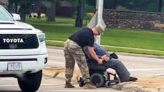 Soldado conmueve a la gente al ayudar a un hombre en silla de ruedas a cruzar una calle