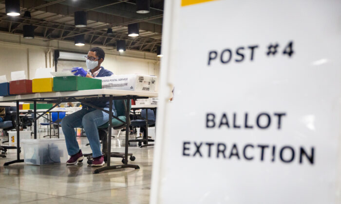 Una persona cuenta votos electorales de las revocatorias de California en un sitio de registro de Los Ángeles en el recinto ferial de Los Ángeles en Pomona (California) el 31 de agosto de 2021. (John Fredricks/The Epoch Times)