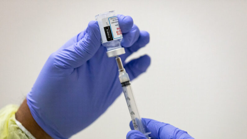 Un trabajador sanitario prepara una vacuna de Moderna contra el virus del PCCh en la Clínica de Salud Lestonnac en Orange (California) el 9 de marzo de 2021. (John Fredricks/The Epoch Times)