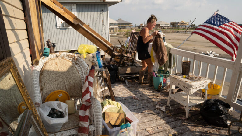 Kimberly Szeplaki limpia su casa de vacaciones tras el huracán Ida en Grand Isle, Louisiana, el 4 de septiembre de 2021. (Sean Rayford/Getty Images)