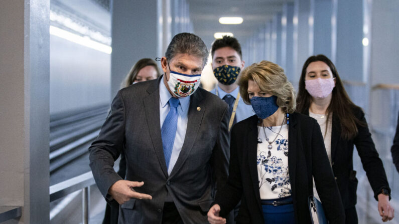 El senador Joe Manchin (D-W.Va.) y la senadora Lisa Murkowski (R-Alaska) hablan mientras llegan a votar en el Capitolio de Estados Unidos en Washington el 23 de febrero de 2021. (Al Drago/Getty Images)