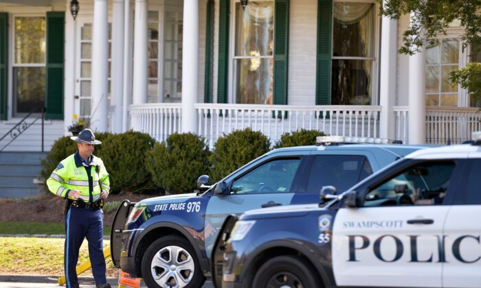 Un agente de la policía estatal monta guardia frente a la casa del gobernador de Massachusetts, Charlie Baker, durante un mitin de "Liberate Massachusetts" en Swampscott el 23 de abril de 2020. (Joseph Prezioso/AFP vía Getty Images)