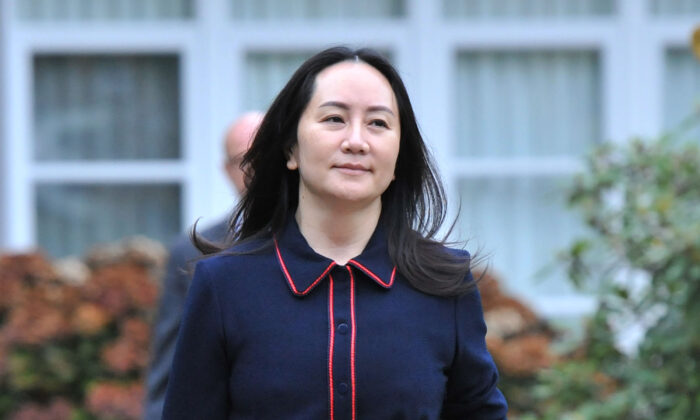 La directora financiera de Huawei, Meng Wanzhou, sale de su casa para comparecer ante el Tribunal Supremo de la Columbia Británica, en Vancouver, el 27 de octubre de 2020. (Don MacKinnon/AFP vía Getty Images)