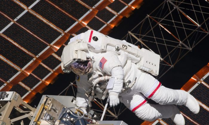 Andrew Feustel, astronauta de la NASA, durante una caminata espacial de seis horas y 19 minutos fuera de la Estación Espacial Internacional. (NASA)
