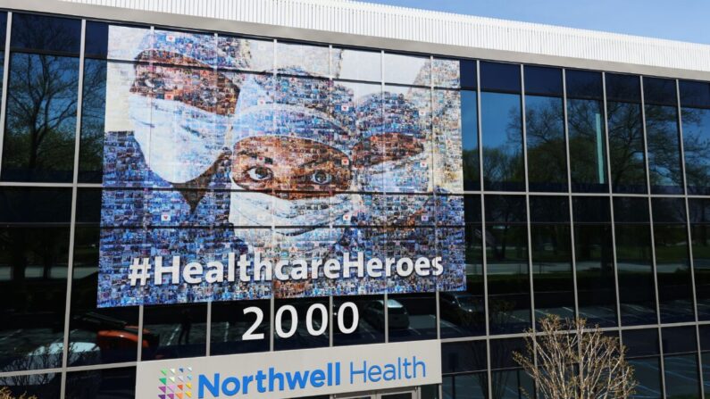Un mural en un edificio de Northwell Healthcare en New Hyde Park, Nueva York, el 5 de mayo de 2020. (Al Bello/Getty Images)