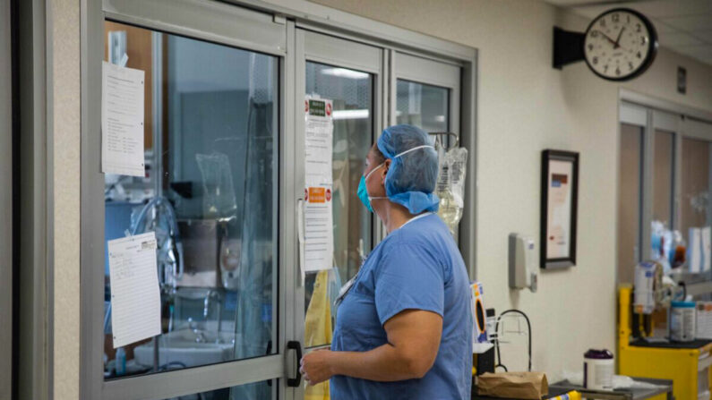 Una profesional de la salud se prepara para ingresar a la habitación de un paciente con COVID-19 en una foto de archivo. (Megan Jelinger/AFP a través de Getty Images)