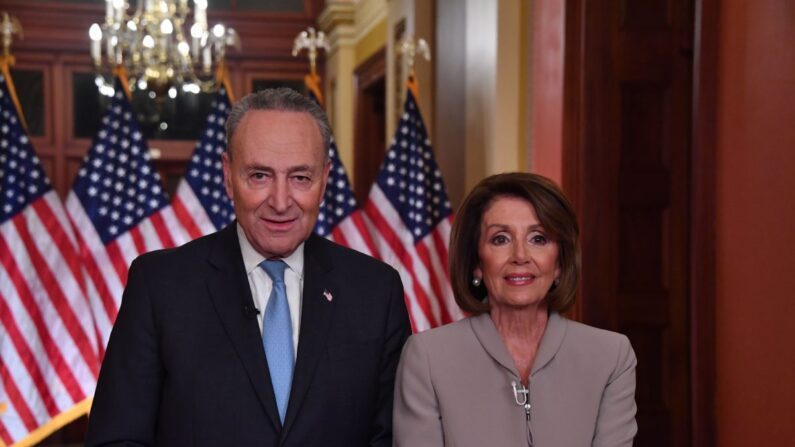 La presidenta de la Cámara de Representantes, Nancy Pelosi, y el líder demócrata del Senado, Chuck Schumer, posan para fotos en el Capitolio en Washington el 8 de enero de 2019. (Nicholas Kamm / AFP/Getty Images)