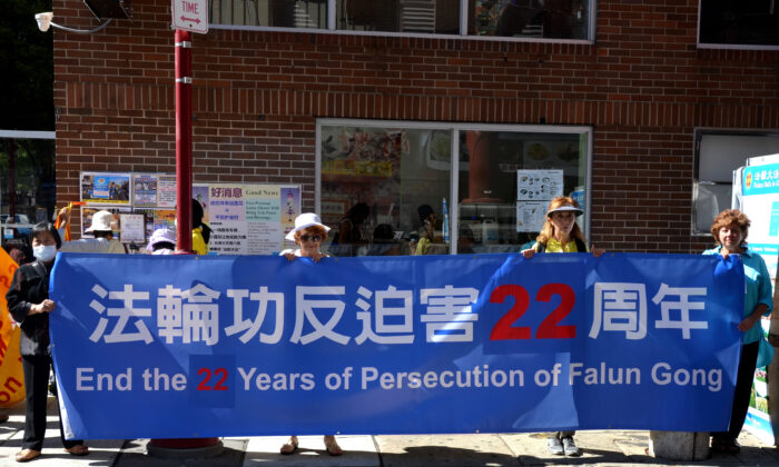 Un grupo participa en una manifestación para denunciar al Partido Comunista Chino (PCCh) y animar a los chinos a renunciar al PCCh y a sus organizaciones afiliadas en el barrio chino de Filadelfia el 26 de septiembre de 2021. (Frank Liang/The Epoch Times)
